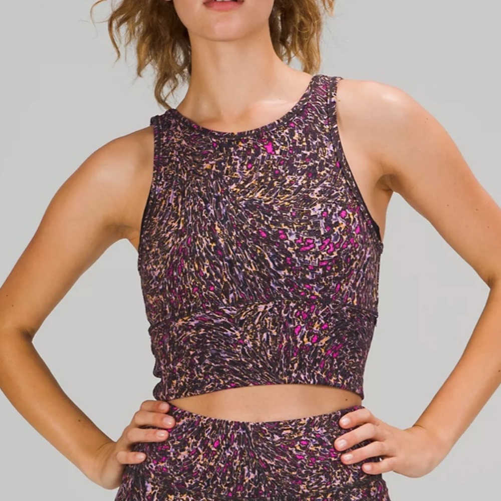 *SOLD* NWT Lululemon Power Pivot cropped tank | Size 6 - Picture 2 of 6